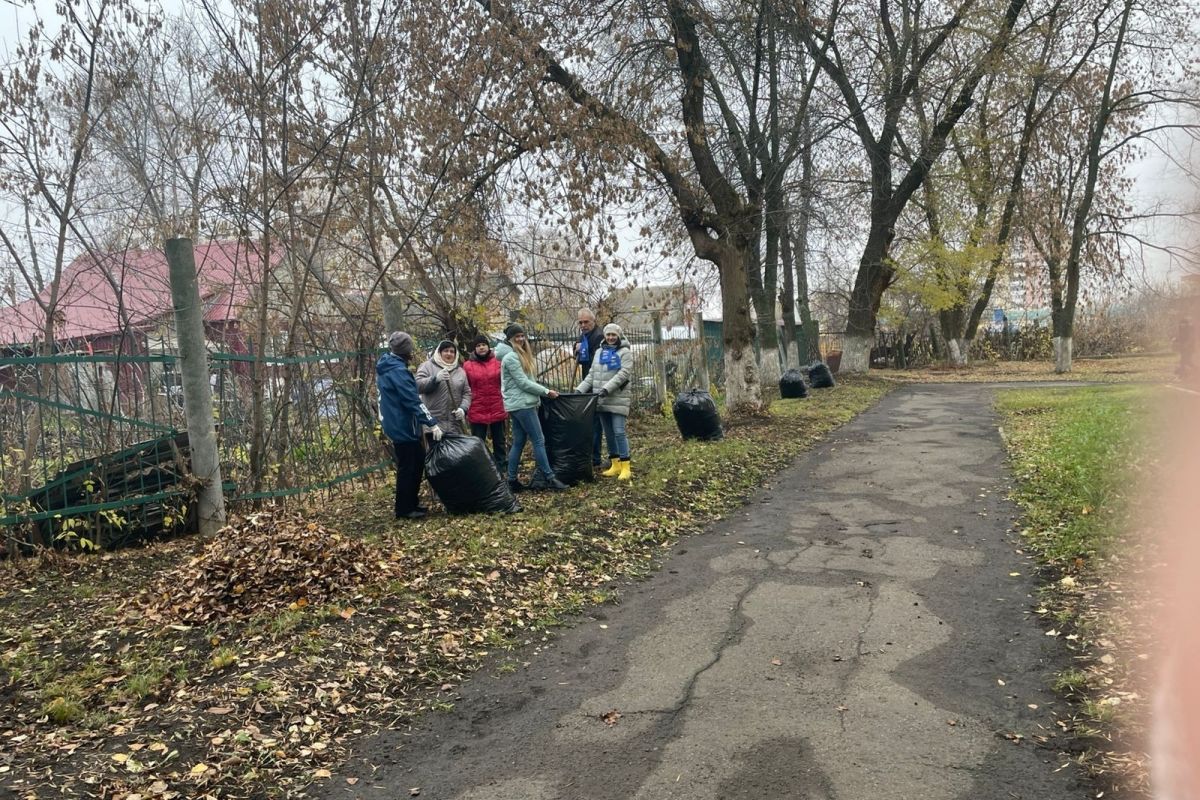 Партийцы Октябрьского района провели уборку школьной территории