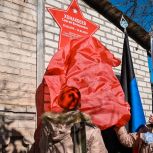 «Единая Россия» открыла в посёлке Старобешево в ДНР мемориальный знак в честь Героя России