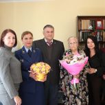 «Единая Россия» поздравила жительницу Калининского района юбилеем