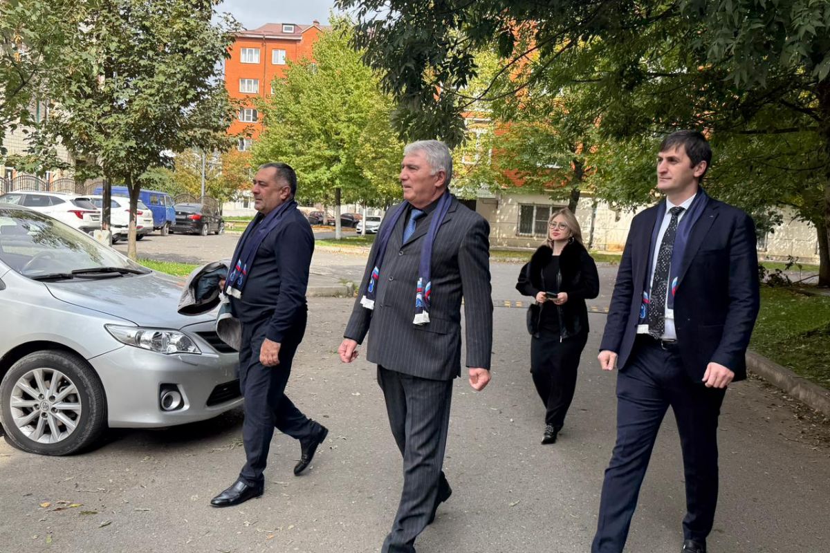 Партийный десант «Единой России» в рамках исполнения Народной программы партии проверил состояние общественных пространств Магаса