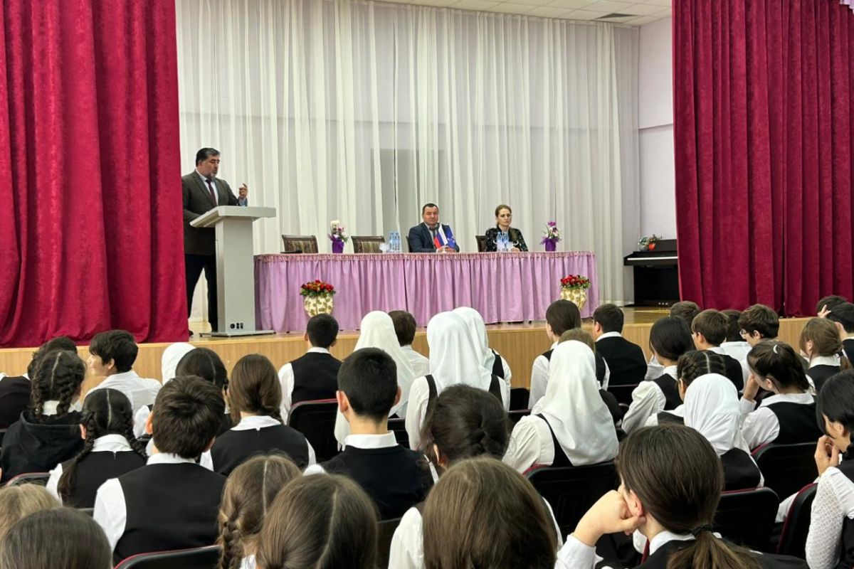 В СОШ №4 с.п. Нестеровское прошёл урок «Разговор о важном», посвящённый Дню отца