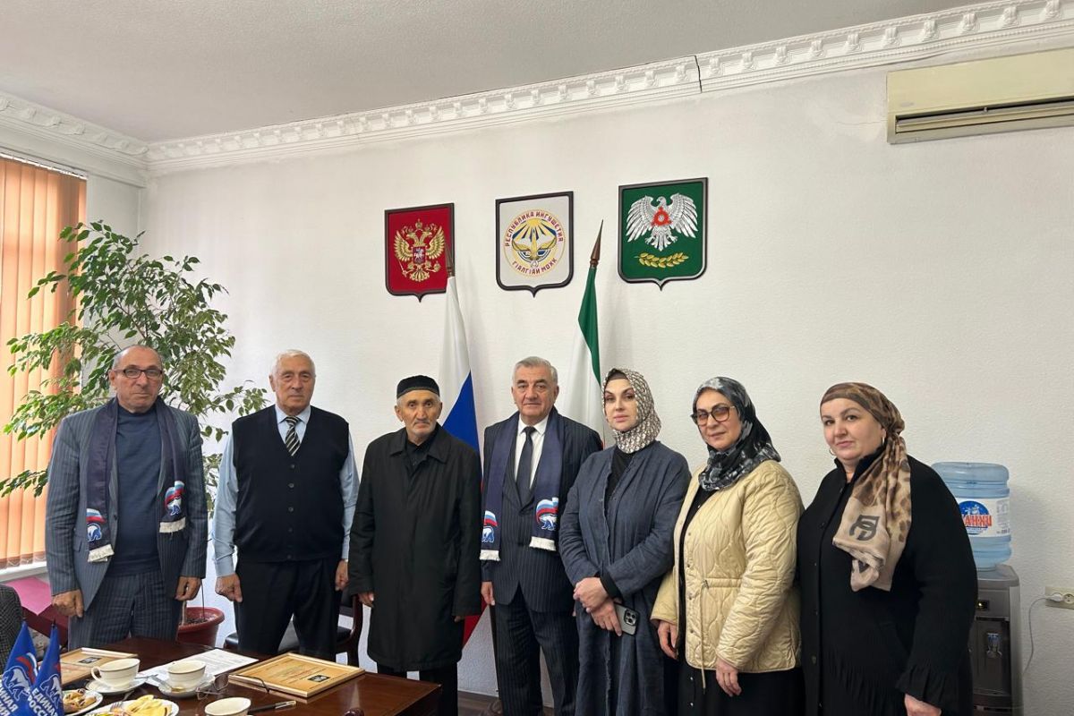 В рамках празднования Дня пожилого человека в городе Назрань активисты партии «Единая Россия» организовали теплую встречу с Заслуженным артистом ЧИАССР и России Ахметом Бисултановичем Могушковым