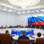 Губернатор Саратовской области, секретарь регионального отделения «Единой России» Роман Бусаргин встретился с депутатами фракции