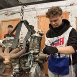 Кемеровские единороссы познакомили студентов с работой автомастерской