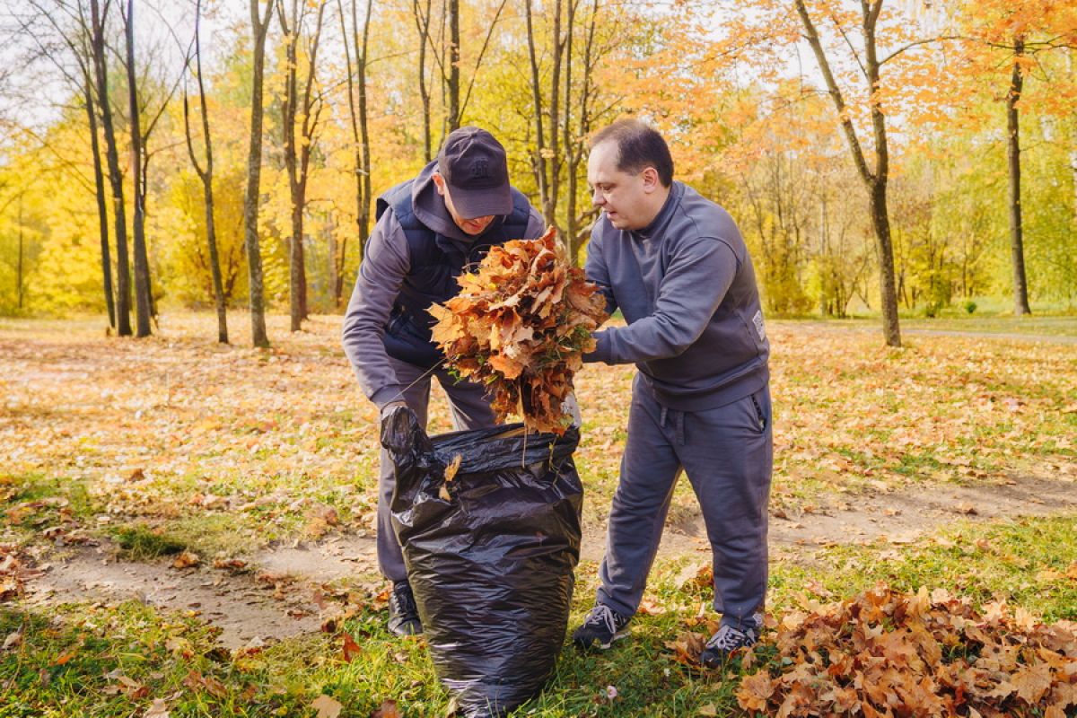 Единороссы приняли участие в общегородском субботнике