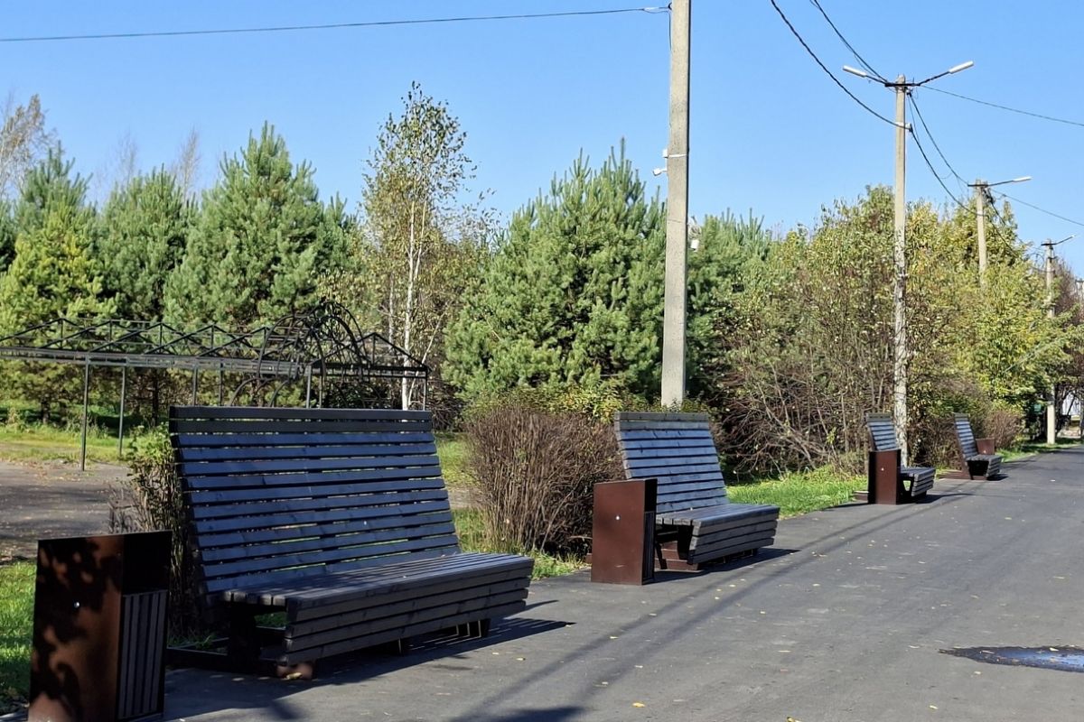 Единороссы проверили благоустройство парка в Осинниках