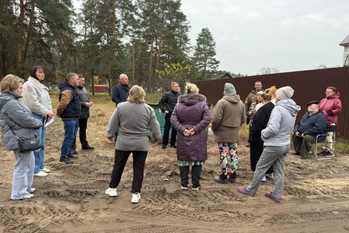 По поручению секретаря регионального отделения партии «Единая Россия» Евгения Первышова в поселке Березка состоялась встреча с жителями