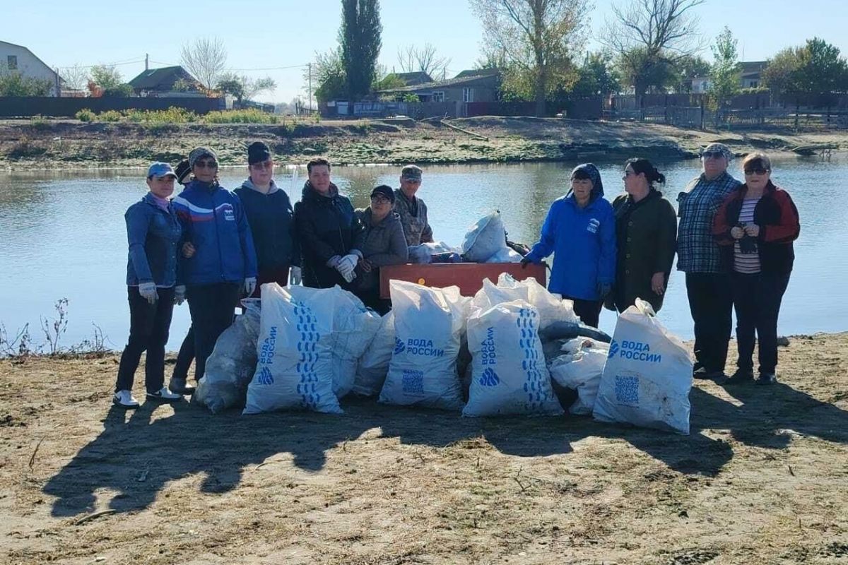 Партийный актив Володарского местного отделения «Единой России» принял участие в экологической акции «Вода России»