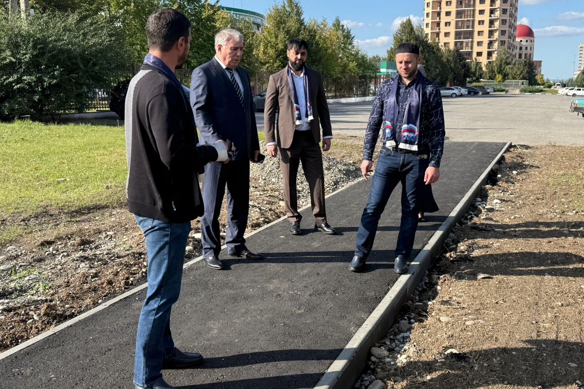 Партийный десант «Единой России» в Магасе побывал на площади Алания, где единороссы провели детальный осмотр благоустройства центральной части города