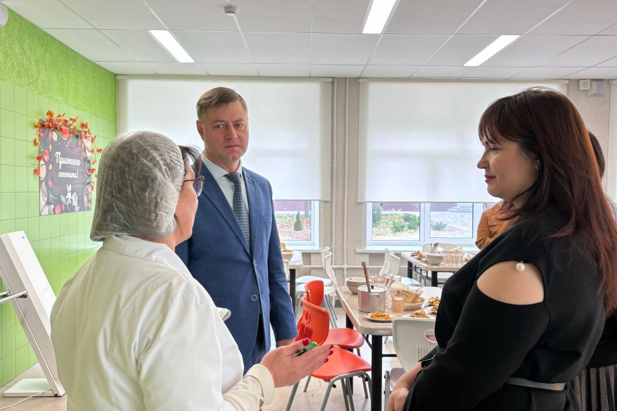 В Липецке в рамках партпроекта «Здоровое будущее» единороссы проверили работу медкабинета гимназии