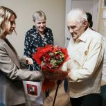 Депутат МГД Светлана Акулова поздравила с новосельем ветерана Великой Отечественной войны