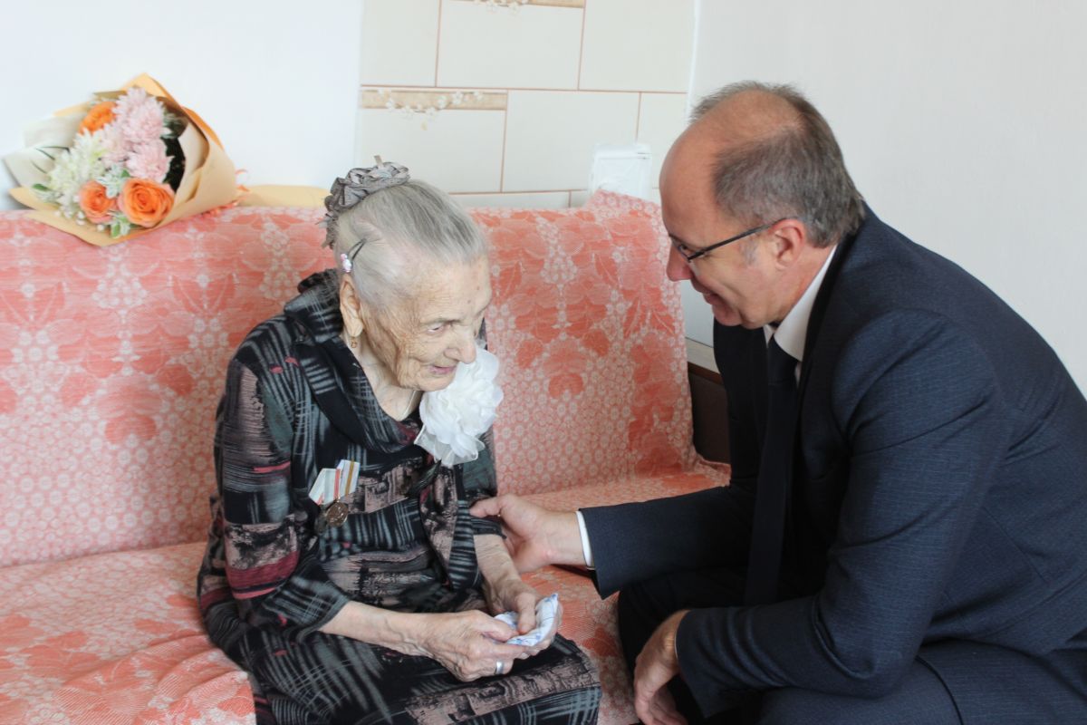 Увельские единороссы поздравили жительницу округа со 105-летием