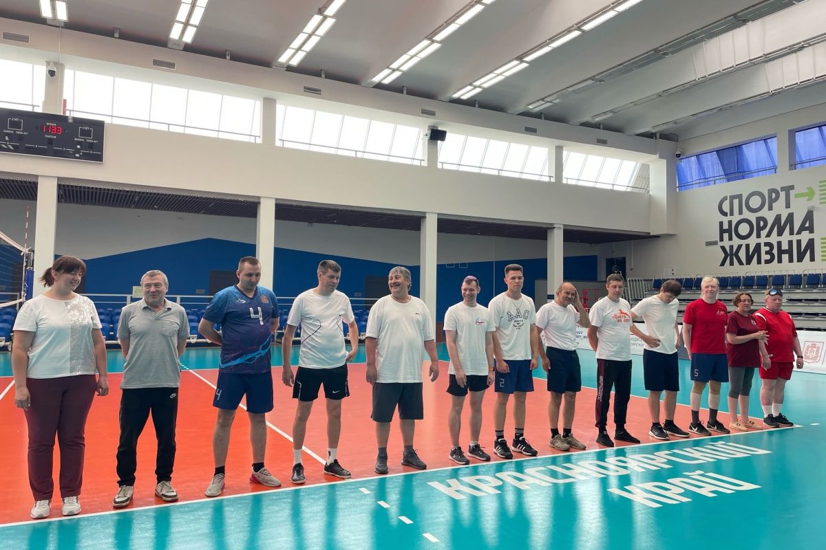 В Красноярске прошли соревнования по звуковому волейболу для инвалидов по зрению