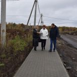 Партийный десант осмотрел ход обустройства тротуаров в микрорайоне Меркурий поселка Долгая Щека