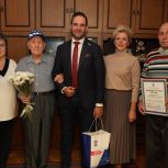 Александр Мажуга поздравил ветерана, старейшего члена партии в СЗАО с Днем старшего поколения