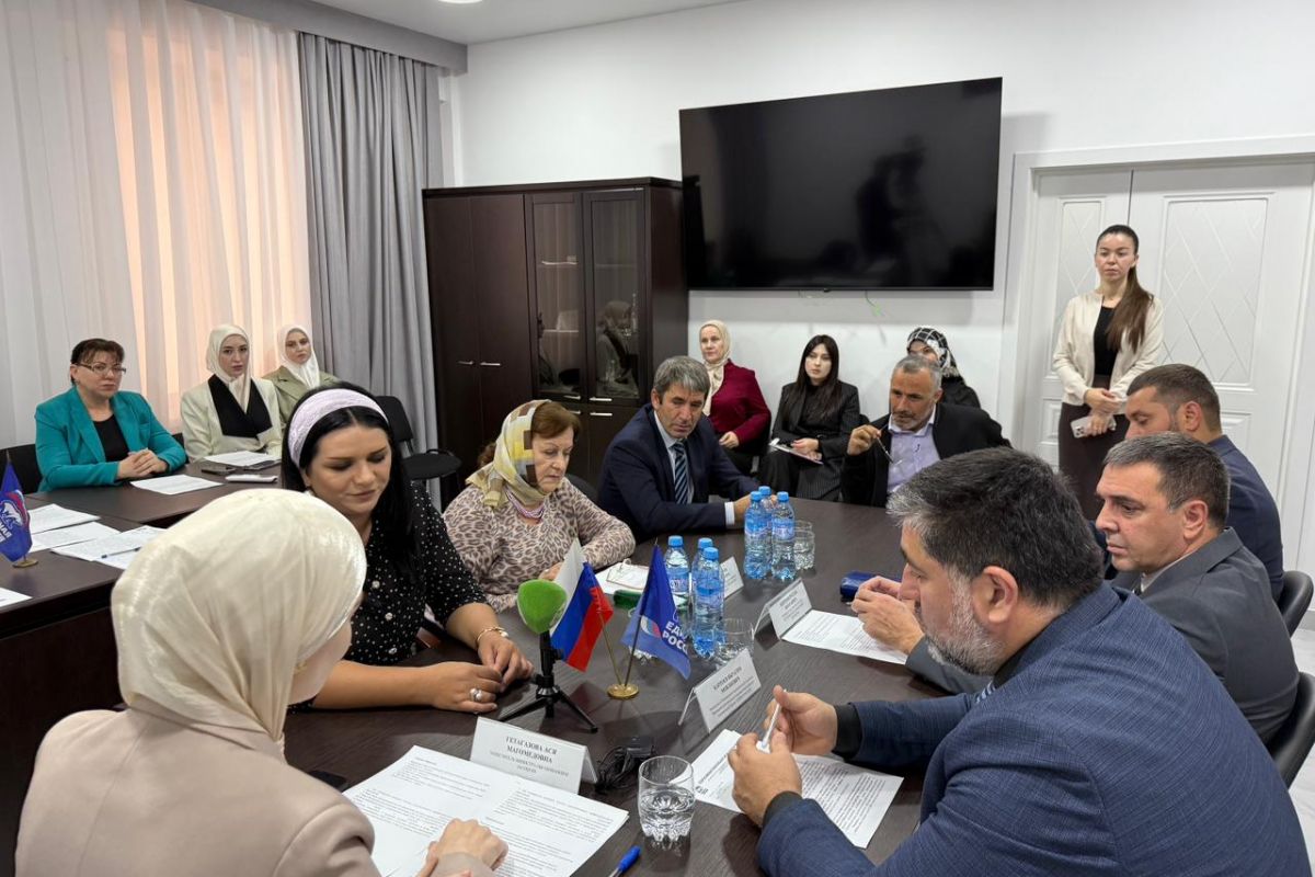 На базе Региональной общественной приёмной председателя партии «Единая Россия» Дмитрия Медведева состоялся приём граждан, приуроченный ко Дню учителя