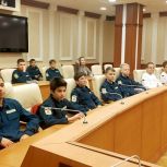 «Единая Россия» организовала для школьников Екатеринбурга экскурсию в региональный парламент