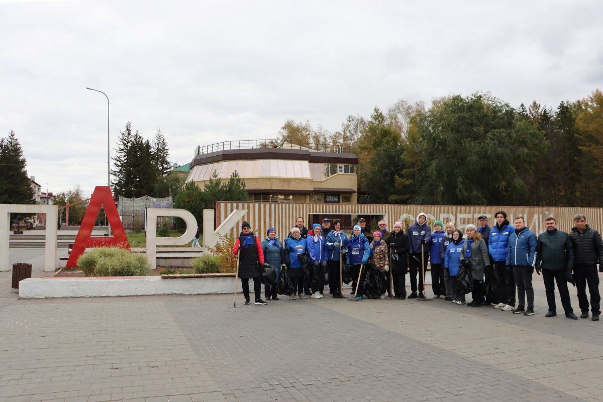 «Единая Россия» организовала уборку территории одного из старейших парков Омска