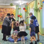 Праздник, объединяющий поколения: мурманские дошкольники отметили День бабушек и дедушек