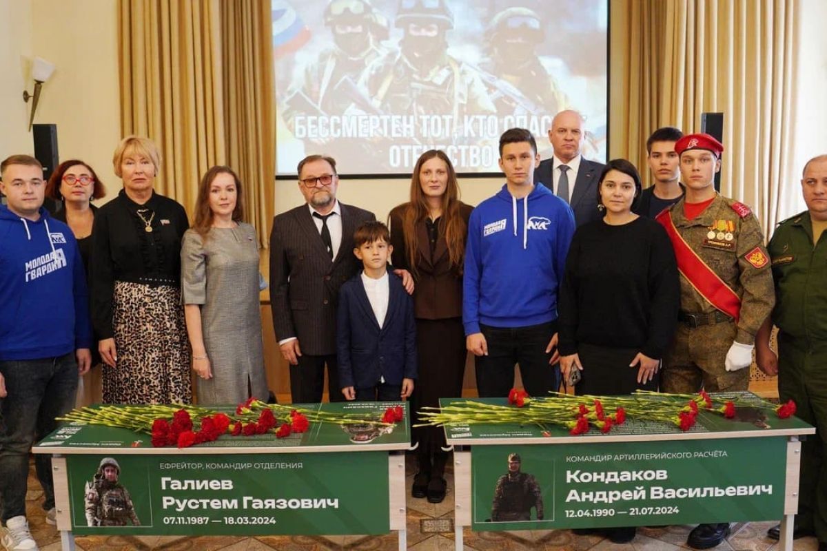 В Казани по партпроекту «Единой России» «Новая школа» установили Парты Героя