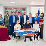 В Избербаше при поддержке «Единой России» установили Парту Героя в честь бойца СВО