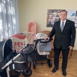 Депутат «Единой России» Максим Колесников проверил работу пункта проката предметов для новорожденных