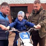 "Ромашка желаний": многодетные семьи участников СВО посетили мотошколу МZМ