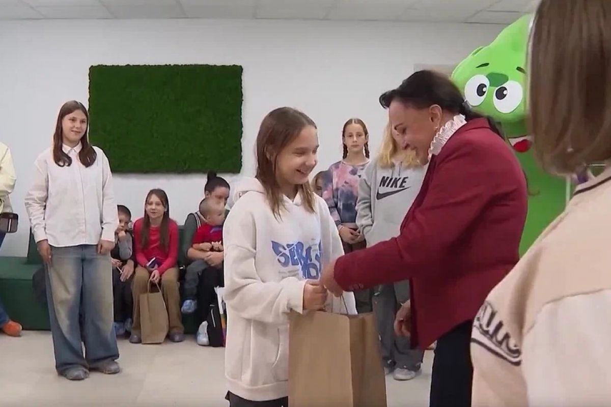 Порядка 700 новгородских семей получили наборы для школьников