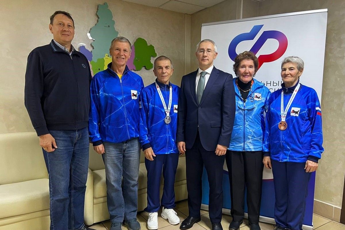 Региональный координатор партийного проекта «Старшее поколение» Алексей Макаров встретился с командой Иркутской области, вернувшейся с X Спартакиады пенсионеров России