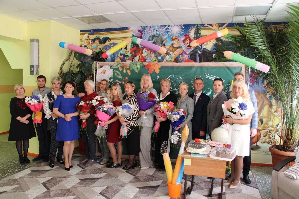 «Единая Россия» поздравила педагогов Магаданского областного центра образования №1 с Днём учителя