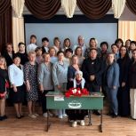 В Карагалинской школе открыли «Парту Героя» заслуженному учителю РФ