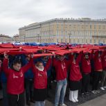 Тысячи активистов МГЕР и «Волонтёрской Роты» провели в регионах флешмобы ко Дню рождения Владимира Путина