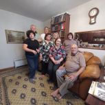 Члены Центрального местного отделения партии «Единая Россия» совместно с Советом ветеранов Центрального района поздравили с 90-летием активного жителя Челябинска