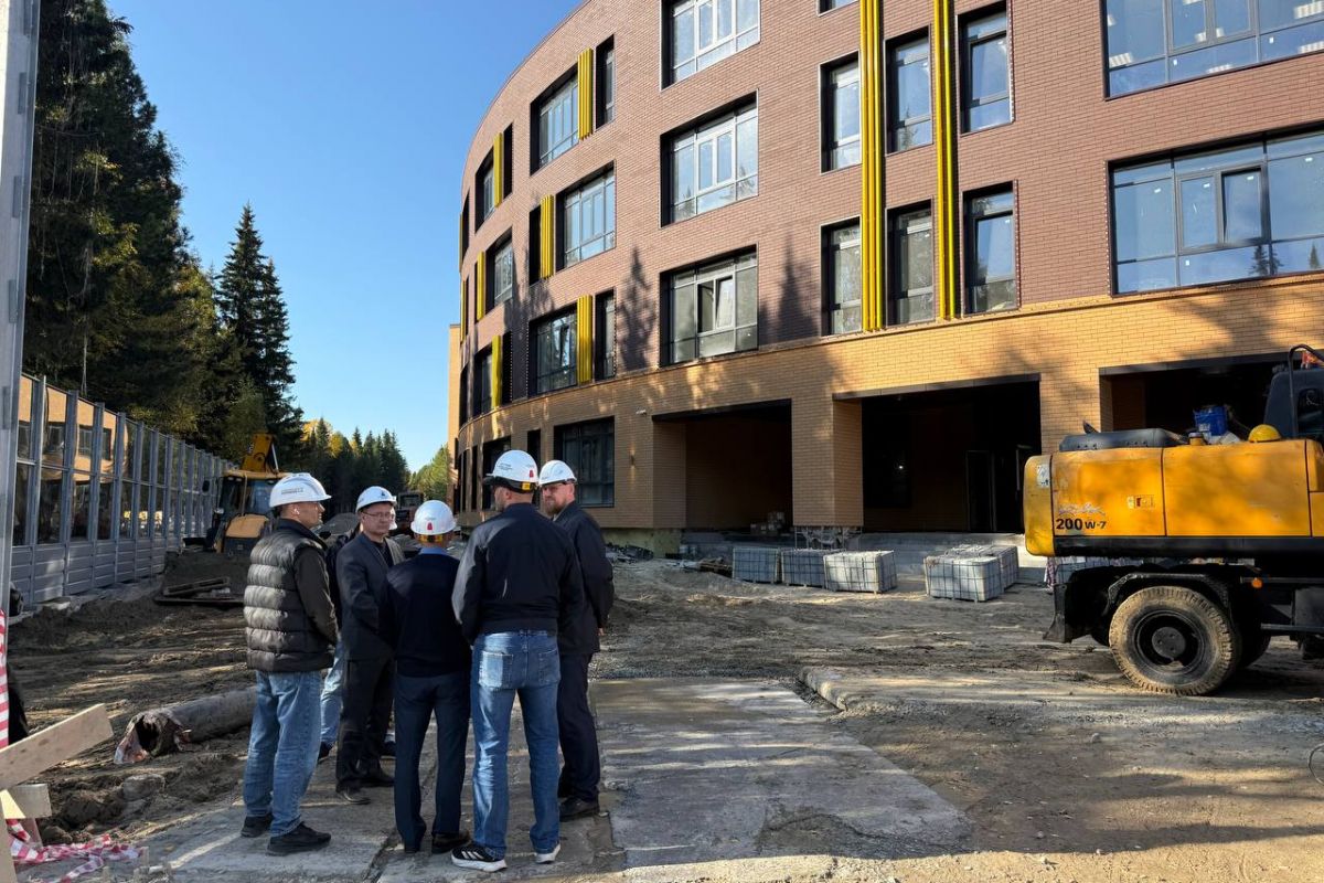 «Единая Россия»: Готовность нового корпуса лицея информационных технологий в Ханты-Мансийске превысила 80%