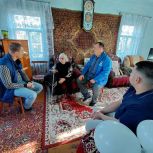 Активисты «Единой России» и «Молодой Гвардии» поздравили с днем рождения труженицу тыла
