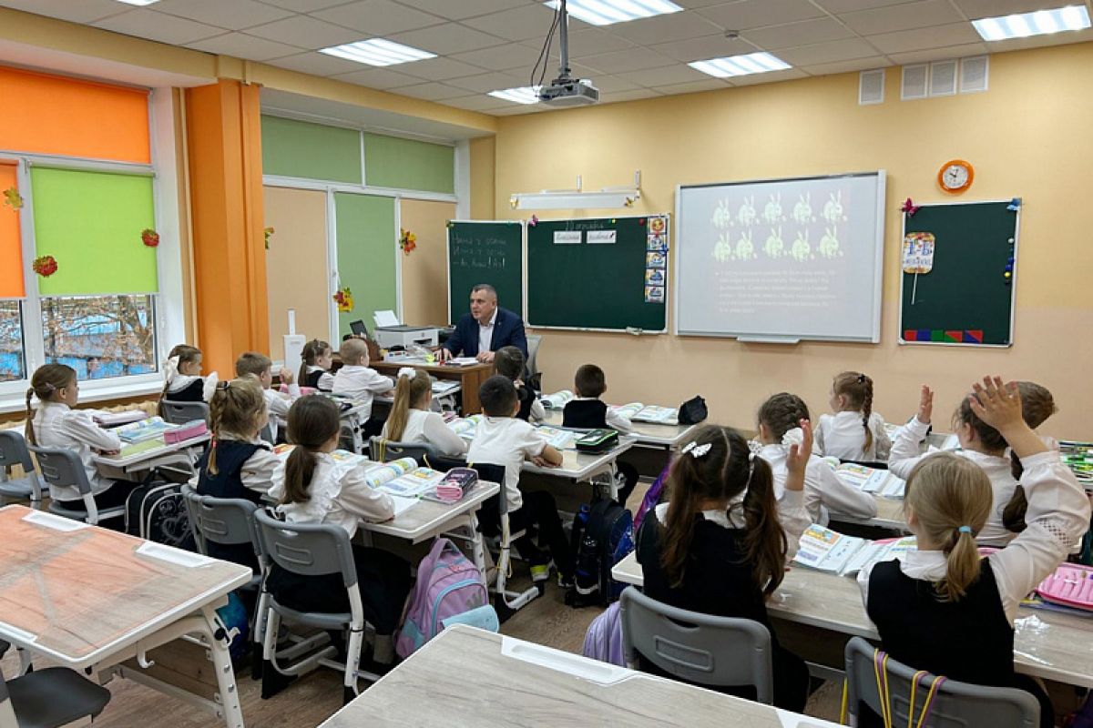 Геннадий Никитин провел урок для первоклашек