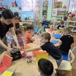 Молодогвардейцы Салехарда совместно с воспитанниками детского сада «Росинка» изготовили открытки для своих дедушек и бабушек
