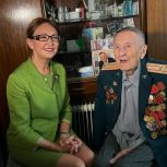 Депутат КазгорДумы Ляйля Гарифуллина навестила 101-летнего ветерана Юрия Шастина