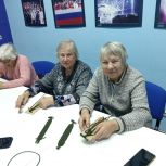 Волонтеры старшего поколения плетут «браслеты выживания» для участников СВО