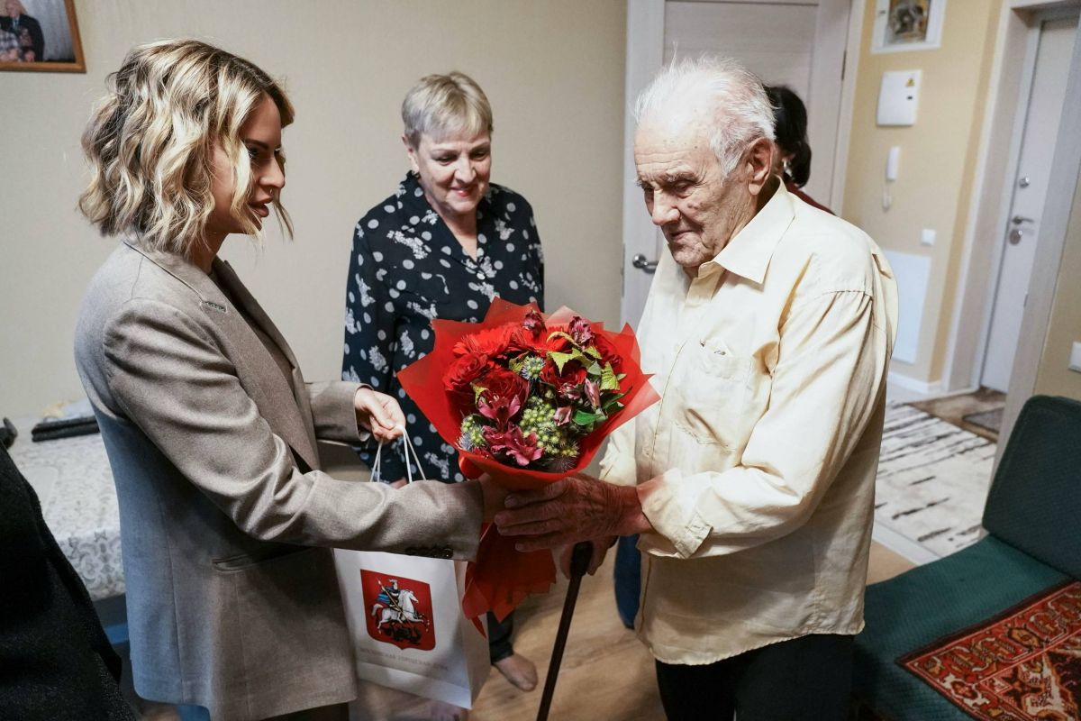 Депутат МГД Светлана Акулова поздравила с новосельем ветерана Великой Отечественной войны