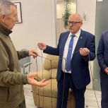 «Единая Россия» обеспечила волонтёров Санкт-Петербурга материалом для плетения антидроновых штор