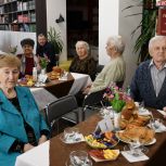 Депутаты «Единой России» поздравили троичан серебряного возраста