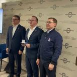 Секретарь Генсовета «Единой России» Владимир Якушев вручил новым партийцам Челябинской области партбилеты