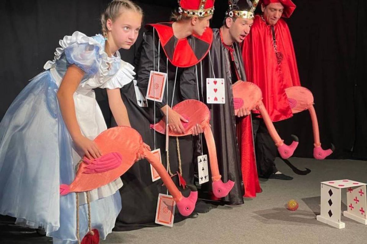 В театре «Балаганчикъ» состоялась премьера спектакля «Аня в стране чудес!»