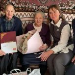 В Пестречинском районе партийцы поздравили землячку с 95-летием
