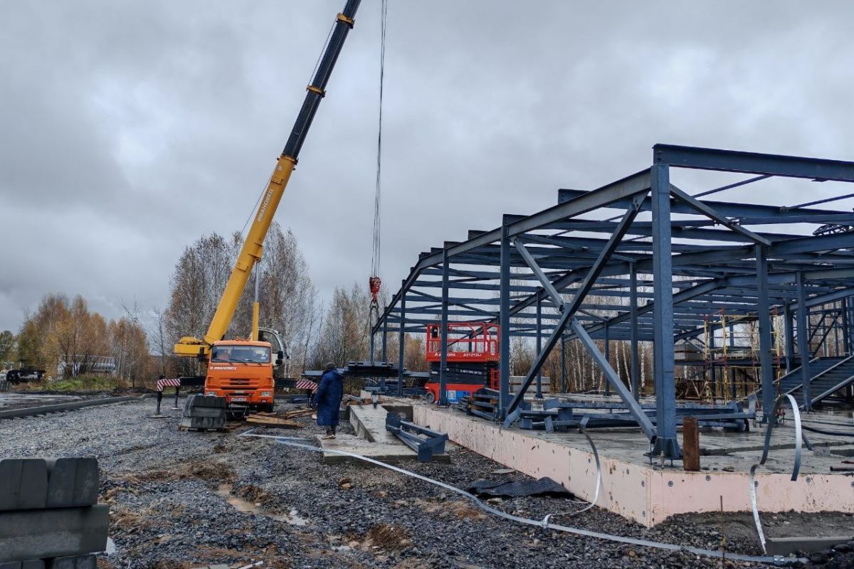 Депутат от «Единой России» проверил строительство бассейна в Прокопьевске