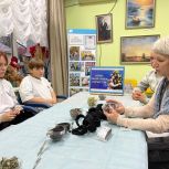 Мама участника СВО встретилась с юными волонтёрами из Лысогорского района