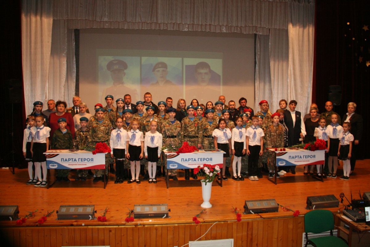 По партпроекту «Новая школа» в Зернограде установлены три «Парты Героя» участникам спецоперации