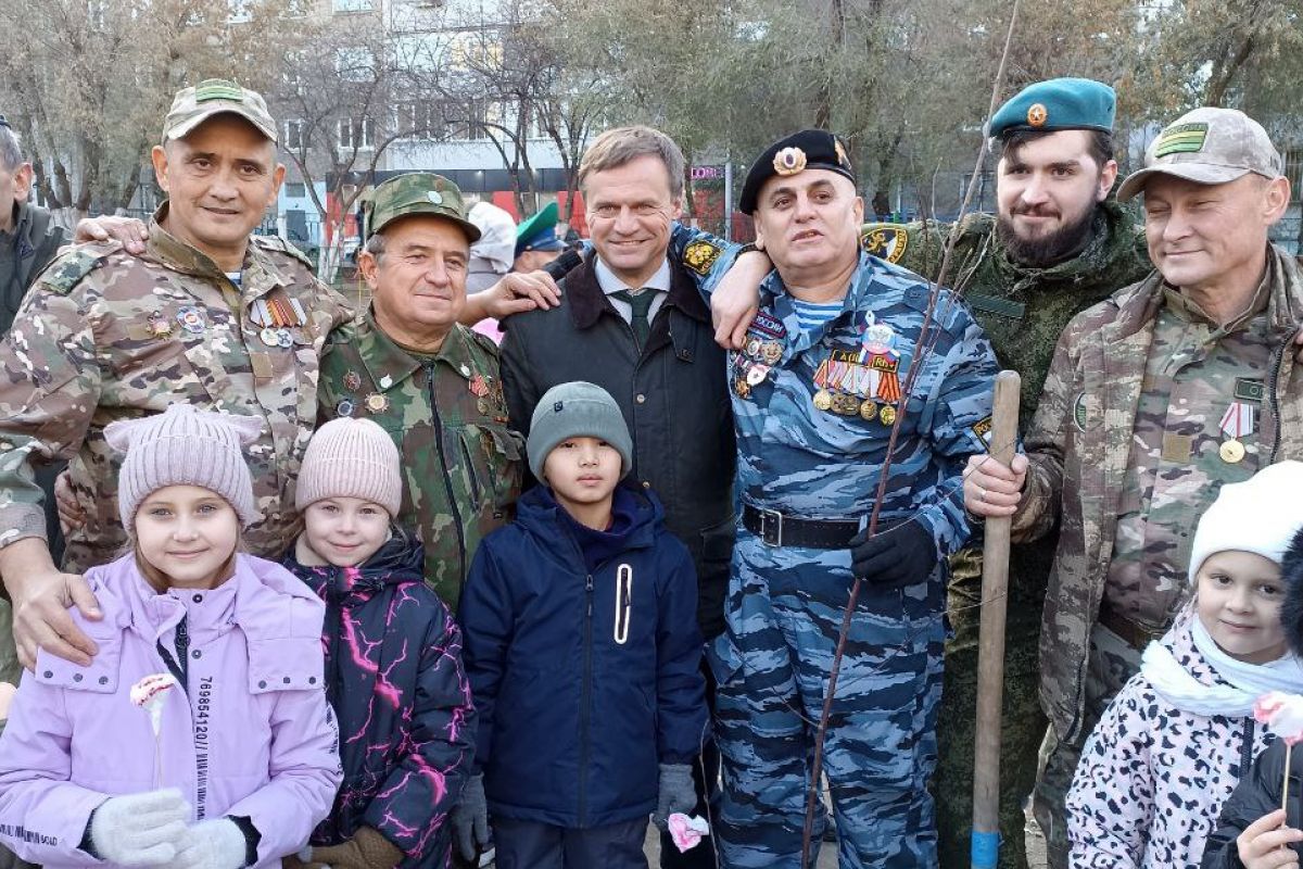 В Красноярске высадили аллею отцов