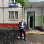 В районе Люблино муниципальный депутат помог жителям сохранить палисадник